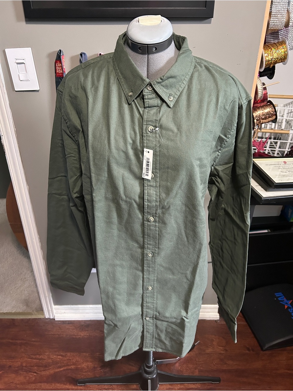 NWT Men’s Long Sleeve Button Down Shirt. XL. Good Threads. Green